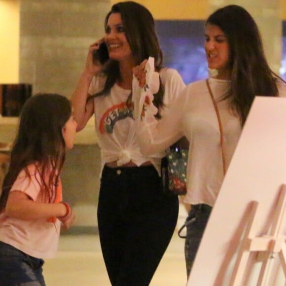 Filha caçula de Flavia Alessandra, Olívia Costa, diverte o pai, Otaviano Costa e a irmã, Giulia Costa, durante passeio e jantar com família, no shopping Village Mall, na Barra da Tijuca, Zona Oeste do Rio de Janeiro, na noite desta quarta-feira, 02 de agosto de 2017