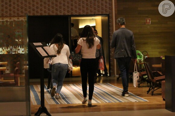 Filha caçula de Flavia Alessandra, Olívia Costa, diverte o pai, Otaviano Costa e a irmã, Giulia Costa, durante passeio e jantar com família, no shopping Village Mall, na Barra da Tijuca, Zona Oeste do Rio de Janeiro, na noite desta quarta-feira, 02 de agosto de 2017