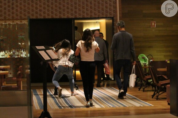 Filha caçula de Flavia Alessandra, Olívia Costa, diverte o pai, Otaviano Costa e a irmã, Giulia Costa, durante passeio e jantar com família, no shopping Village Mall, na Barra da Tijuca, Zona Oeste do Rio de Janeiro, na noite desta quarta-feira, 02 de agosto de 2017