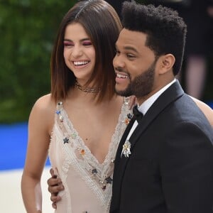 'Tenho sorte porque ele é mais um melhor melhor amigo que qualquer outra coisa', afirmou Selena Gomez sobre o namoro com The Weeknd