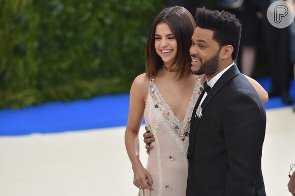 'Tenho sorte porque ele é mais um melhor melhor amigo que qualquer outra coisa', afirmou Selena Gomez sobre o namoro com The Weeknd