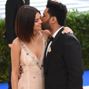 Selena Gomez comemorou seis meses de namoro com The Weeknd e exaltou a parceria com o músico