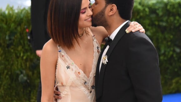 Selena Gomez comemora 6 meses com o namorado, The Weeknd: 'Alguém para somar'