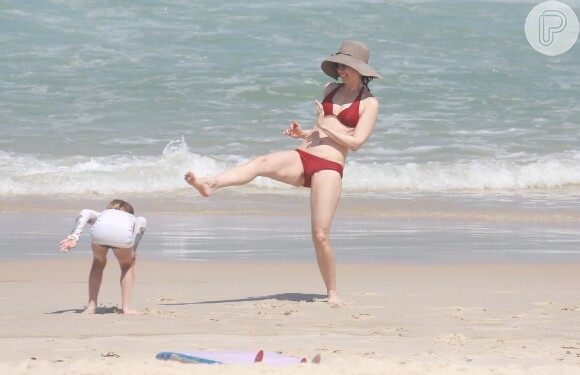 Fernanda brinca de capoeira com o filho caçula, aniversariante do dia, em 10 de abril de 2014