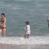 Fernanda Torres se diverte com a família em dia de praia