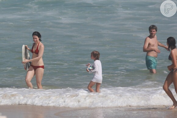 Fernanda Torres se diverte com a família em dia de praia