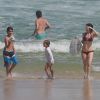 Fernanda Torres vai à praia com o marido, Andrucha Waddington, e os filhos nesta quinta-feira, 10 de Abril de 2014, dia do aniversário do seu filho caçula