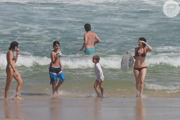 Fernanda Torres vai à praia com o marido, Andrucha Waddington, e os filhos nesta quinta-feira, 10 de Abril de 2014, dia do aniversário do seu filho caçula