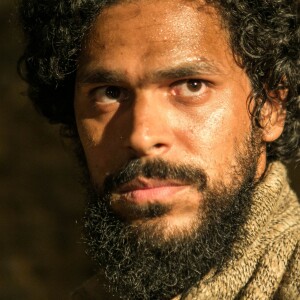 Matias (Renan Monteiro) tenta evitar que a mãe seja castigada, mas acaba apanhando do comerciante de escravos, na novela 'Novo Mundo'