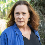 Novela 'Pega Pega': Arlete, mãe de Júlio, aparece viva e tira o filho da cadeia