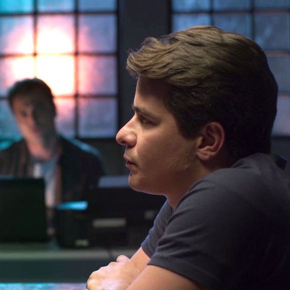Júlio (Thiago Martins) confessa à polícia que roubou o cofre do hotel, na novela 'Pega Pega'