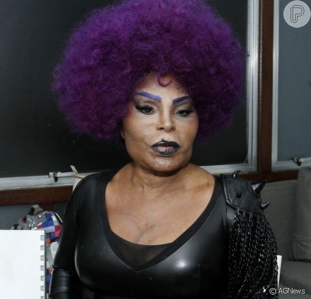Elza Soares relata susto após complicação em voo rumo a NY: 'Fiquei paralisada'