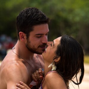 Ritinha (Isis Valverde) começou a novela 'A Força do Querer' noiva de Zeca (Marco Pigossi) 