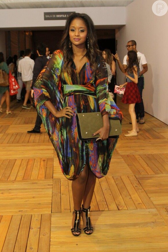 Aline Prado posa para fotos no Fashion Rio