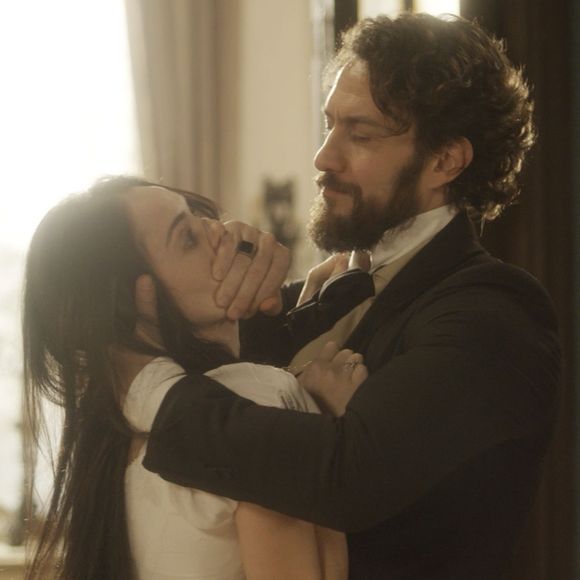Apesar da ameaça de Joaquim (Chay Suede), Thomas (Gabriel Braga Nunes) dá uma surra de cinto em Anna (Isabelle Drummond), na novela 'Novo Mundo'