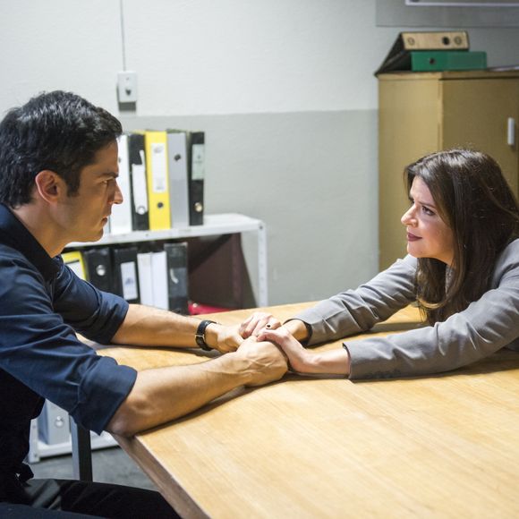 Eric (Mateus Solano) convida Maria Pia (Mariana Santos) para ser madrinha de seu casamento com Luiza (Camila Queiroz), na novela 'Pega Pega'