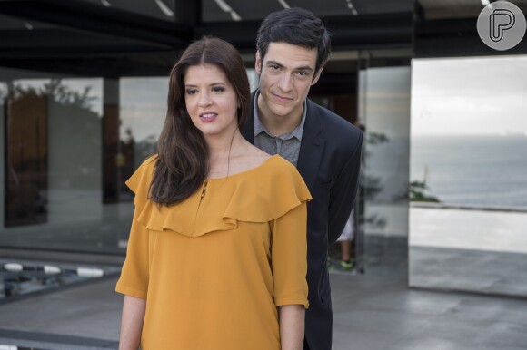 Eric (Mateus Solano) segura Maria Pia (Mariana Santos), que tentava pular do parapeito do hotel, na novela 'Pega Pega'