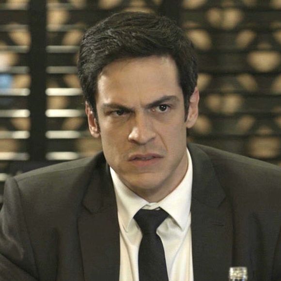 Eric (Mateus Solano) convida Malagueta (Marcelo Serrado) para ser seu assessor pessoal no lugar de Maria Pia (Mariana Santos), na novela 'Pega Pega'