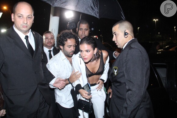 Bruna Marquezine chega em sua festa com bolsa e óculos de grife, avaliados em R$ 11 mil juntos