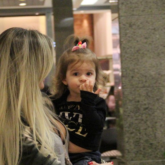 Valentina surpreendeu ao fazer seu pedido quando cortava o bolo: 'Bolo!'