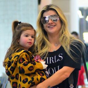 Valentina, de 2 anos, faz sucesso nas redes sociais dos pais pela espontaneidade