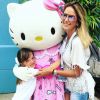Na cidade americana, Ticiane Pinheiro posou com a filha ao lado da boneca Hello Kitty