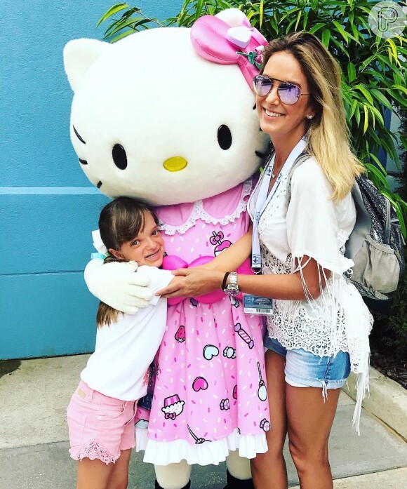 Na cidade americana, Ticiane Pinheiro posou com a filha ao lado da boneca Hello Kitty
