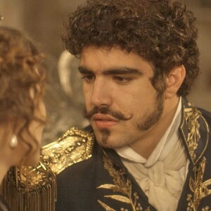 Pedro (Caio Castro) tenta seduzir Leopoldina (Letícia Colin) na novela 'Novo Mundo'