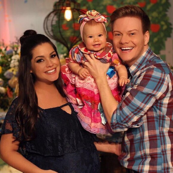 Thais Fersoza e Michel Teló adoram compartilhar momentos com Melinda, como o arraiá antes do nascimento de Teodoro, segundo herdeiro do casal