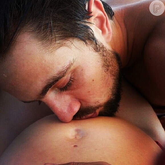 Em seu Instagram, Rafael postou uma foto beijando a barriga da mulher, Mariana Bridi, grávida de uma menina