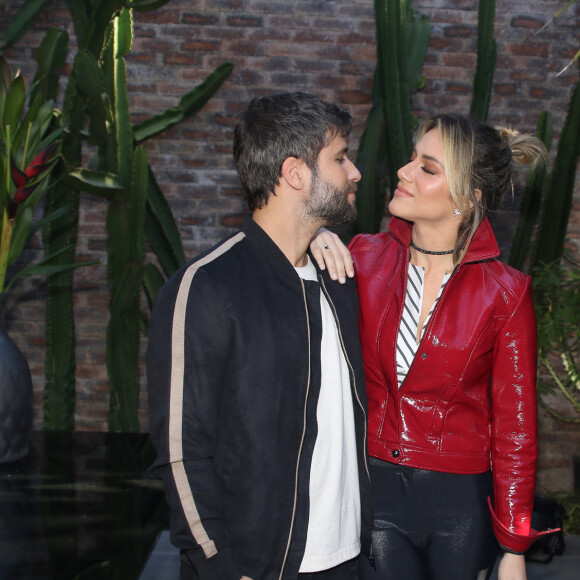 Bruno Gagliasso e Giovanna Ewbank posaram juntinhos durante o evento