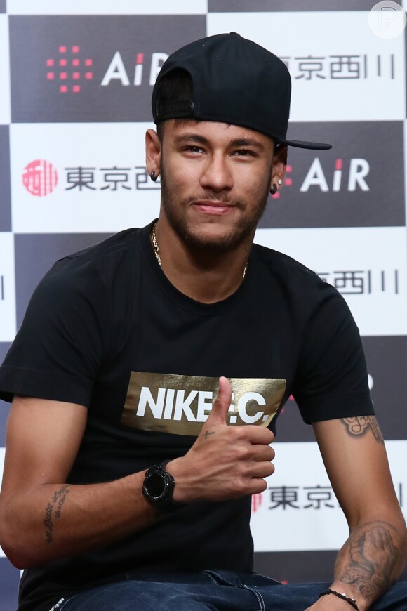 Neymar se mostrou deslumbrado com a homenagem que recebeu do PSG em Paris