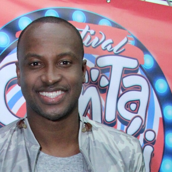 Thiaguinho está lançando o seu novo álbum, 'Só Vem'