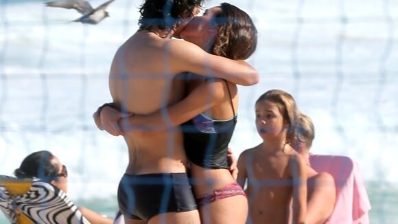 Carla Salle troca beijos com namorado, Gabriel Leone, em praia do Rio. Fotos!