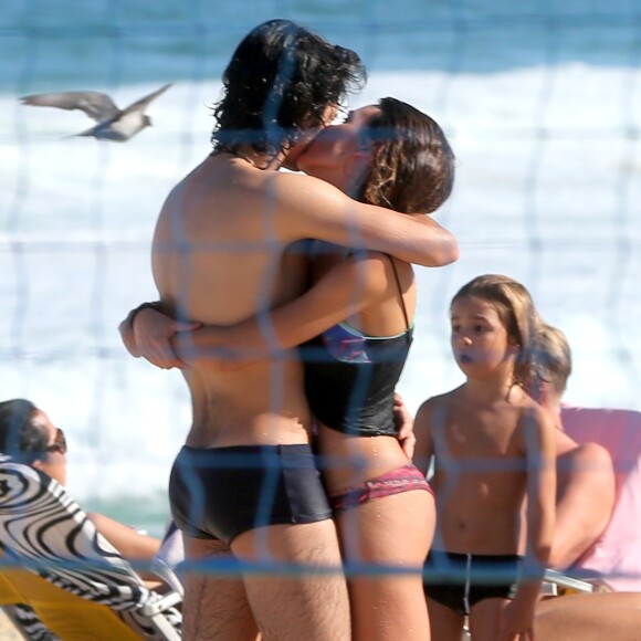 Gabriel Leone e Carla Salle trocaram beijos em praia do Rio nesta segunda-feira, 7 de agosto de 2017