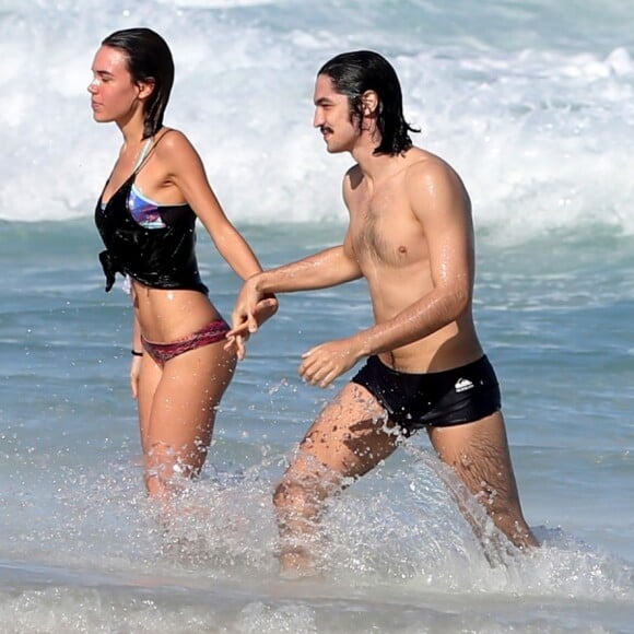 Os atores Gabriel Leone e Carla Salle foram clicados na praia de Ipanema nesta segunda-feira, 7 de agosto de 2017