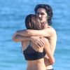 Gabriel Leone e Carla Salle namoraram em praia carioca nesta segunda-feira, 7 de agosto de 2017