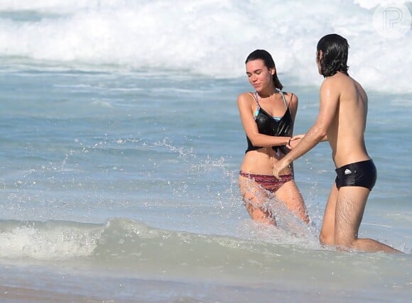 Gabriel Leone e a namorada, Carla Salle, foram clicados na praia de Ipanema, nesta segunda-feira, 7 de agosto de 2017