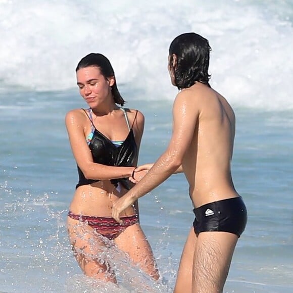 Gabriel Leone e a namorada, Carla Salle, foram clicados na praia de Ipanema, nesta segunda-feira, 7 de agosto de 2017