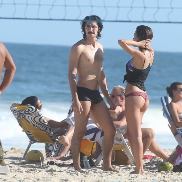 Gabriel Leone foi fotografado em praia do Rio com Carla Salle nesta segunda-feira, 7 de agosto de 2017