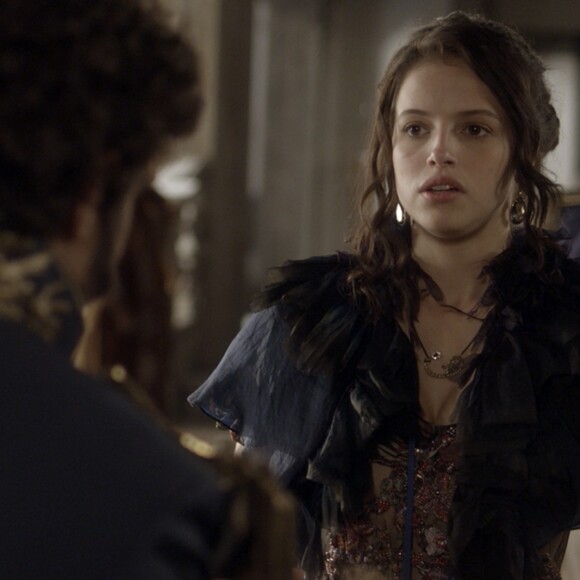 Dom Pedro (Caio Castro) coloca Domitila (Agatha Moreira) para fora do solar e Benedita (Larissa Bracher), destratada pelo homem, acompanha a irmã, no capítulo que vai ao ar quarta-feira, dia 16 de agosto de 2017, na novela 'Novo Mundo'