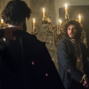 Joaquim (Chay Suede) salva Nívea (Viétia Zangrandi) das mãos de Thomas (Gabriel Braga Nunes) e enfrenta o vilão, no capítulo que vai ao ar sexta-feira, dia 18 de agosto de 2017, na novela 'Novo Mundo'