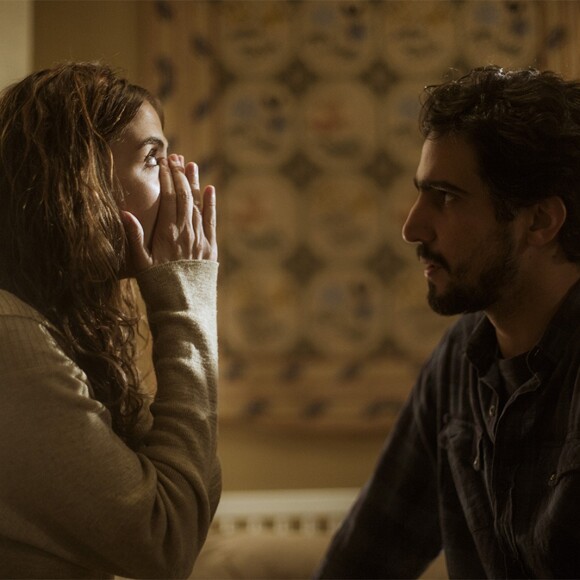 Renato (Renato Góes) conta a Rimena (Maria Casadevall) que é pai do filho de Alice (Sophie Charlotte), na supersérie 'Os Dias Eram Assim', em 14 de agosto de 2017