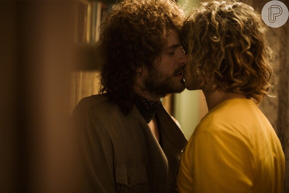 Caíque (Felipe Simas) vê Rudá (Konstantinos Sarri) beijando Leon (Maurício Destri), na supersérie 'Os Dias Eram Assim'