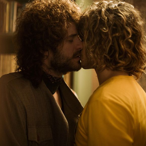 Caíque (Felipe Simas) vê Rudá (Konstantinos Sarri) beijando Leon (Maurício Destri), na supersérie 'Os Dias Eram Assim'