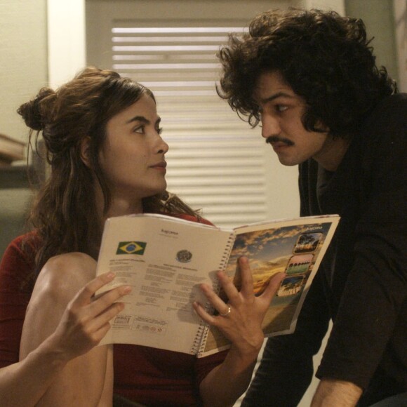 Laura (Cyria Coentro) e Cátia (Barbara Reis) percebem os olhares de Rimena (Maria Casadevall) para Gustavo (Gabriel Leone), na supersérie 'Os Dias Eram Assim'