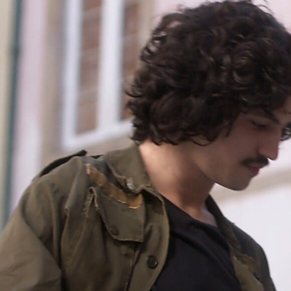 Gustavo (Gabriel Leone) canta sua música no festival da canção, na supersérie 'Os Dias Eram Assim'