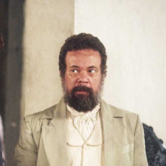 Joaquim (Chay Suede) denuncia Thomas (Gabriel Braga Nunes) para o comissário, na novela 'Novo Mundo'