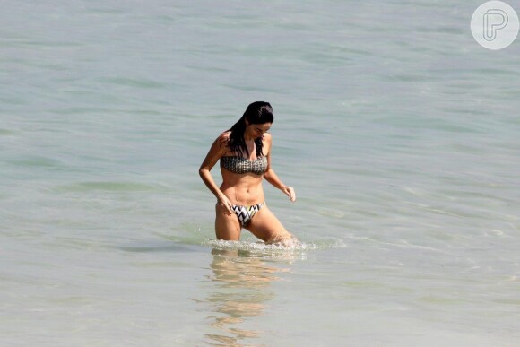 Claudia Ohana mostra boa forma ao tomar banho de mar em Ipanema, praia da Zona Sul do Rio de Janeiro; atriz aproveitou o dia de sol nesta sexta-feira, 11 de abril de 2014