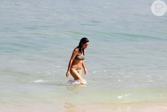 Claudia Ohana, de 51 anos, mostra boa forma em dia de praia no Rio de Janeiro